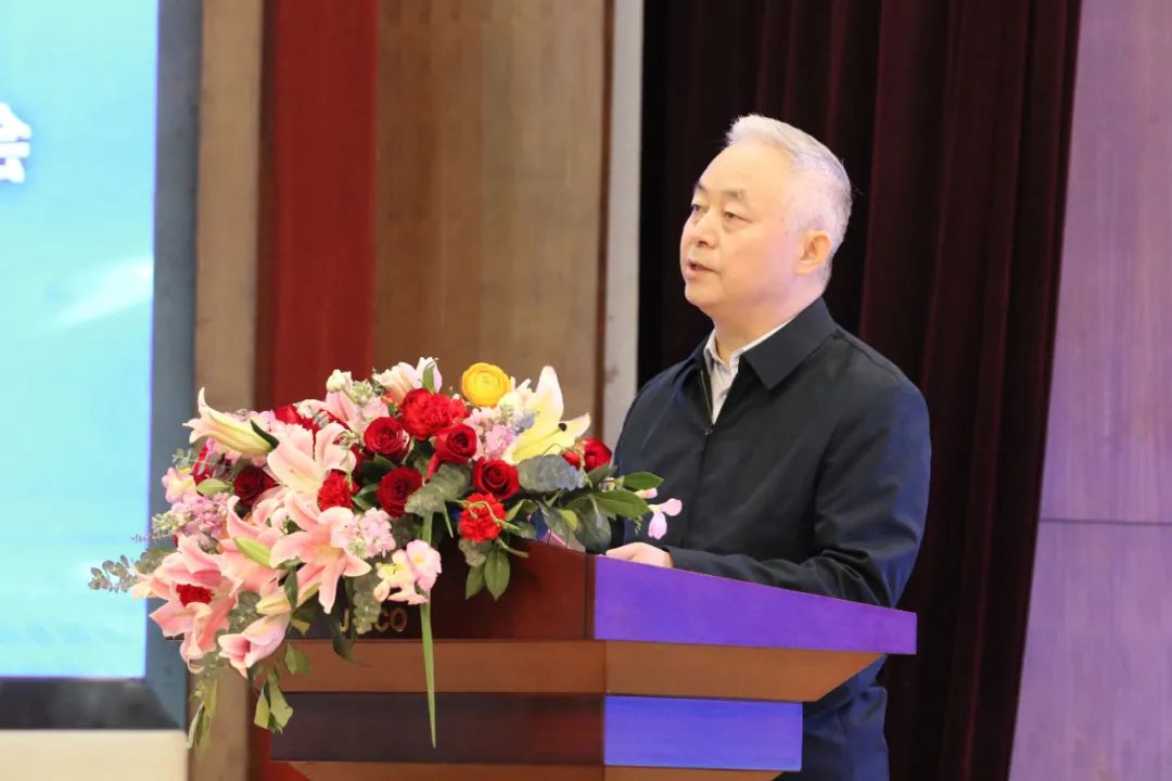 楊海峰在第七屆陜晉甘川（寧青新）建筑鋼企高峰論壇會(huì)議上指出：應(yīng)對(duì)新變化、構(gòu)筑新優(yōu)勢、為西部經(jīng)濟(jì)社會(huì)發(fā)展貢獻(xiàn)出新的更大力量！
