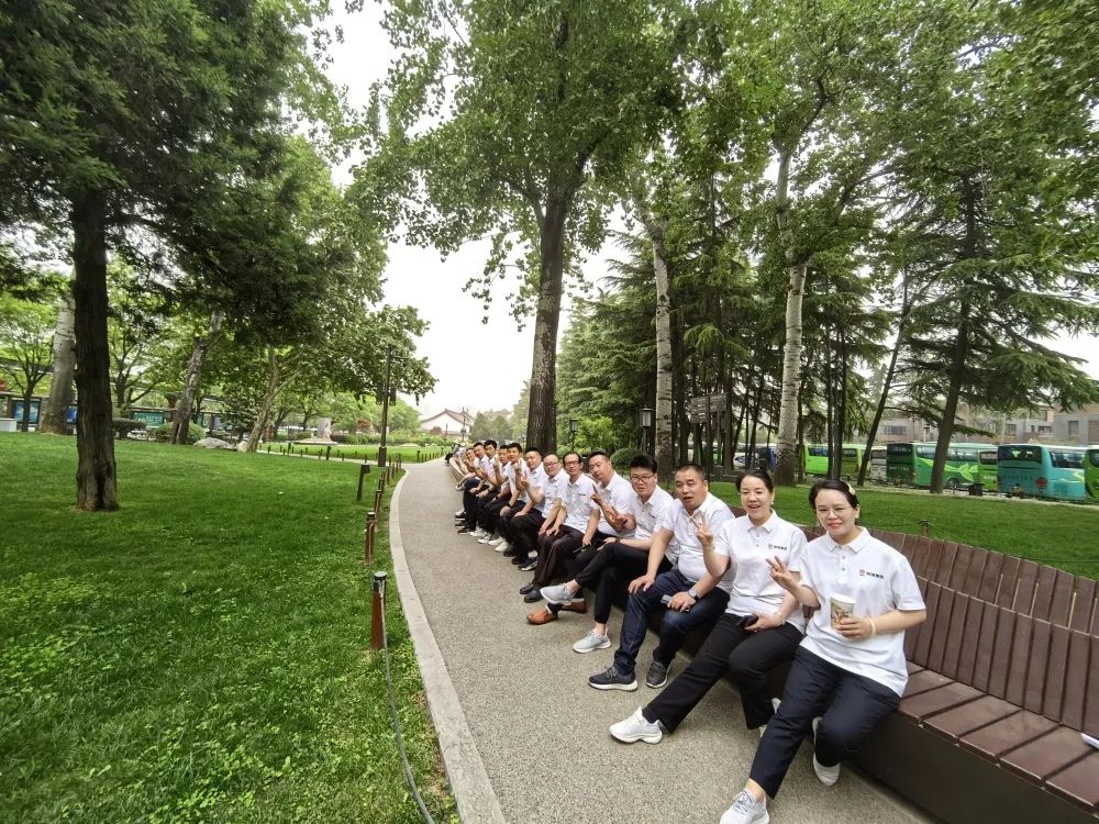 陜鋼集團(tuán)職工療休養(yǎng)項(xiàng)目首團(tuán)啟程 陜鋼集團(tuán)職工療休養(yǎng)項(xiàng)目首團(tuán)啟程