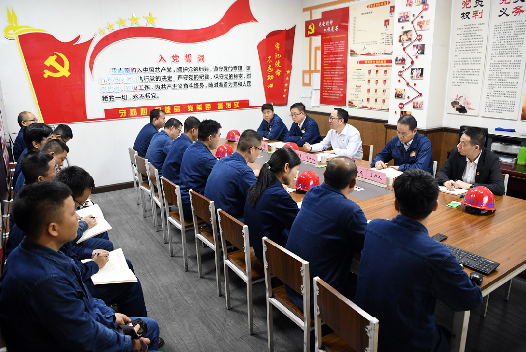 武軍強到龍鋼公司煉鋼廠轉爐黨支部開展主題教育宣講