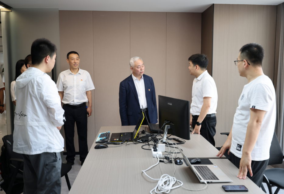 楊海峰到信息化中心黨支部開展《習(xí)近平著作選讀》第一卷、第二卷宣講