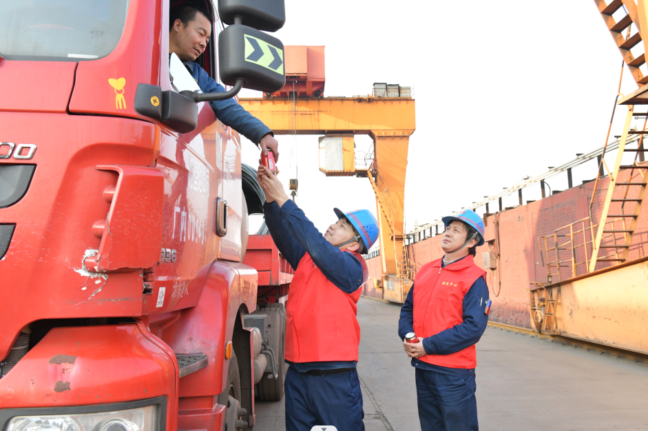 龍鋼公司職工榮獲2023年第二季度“渭南標(biāo)桿”榮譽(yù)稱號(hào)