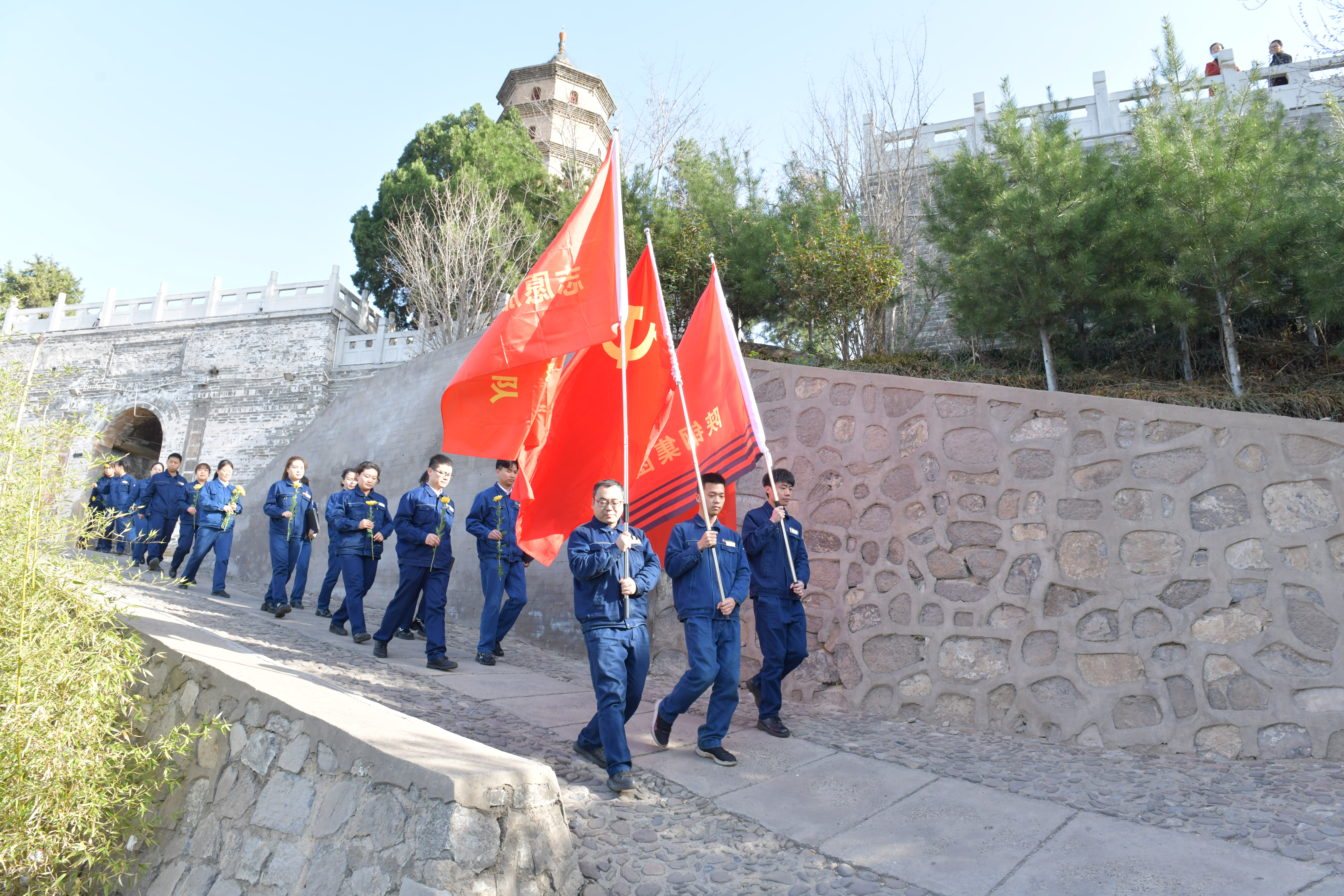 龍鋼公司組織開展“賡續(xù)革命精神 奮戰(zhàn)十場(chǎng)硬仗”清明節(jié)活動(dòng)