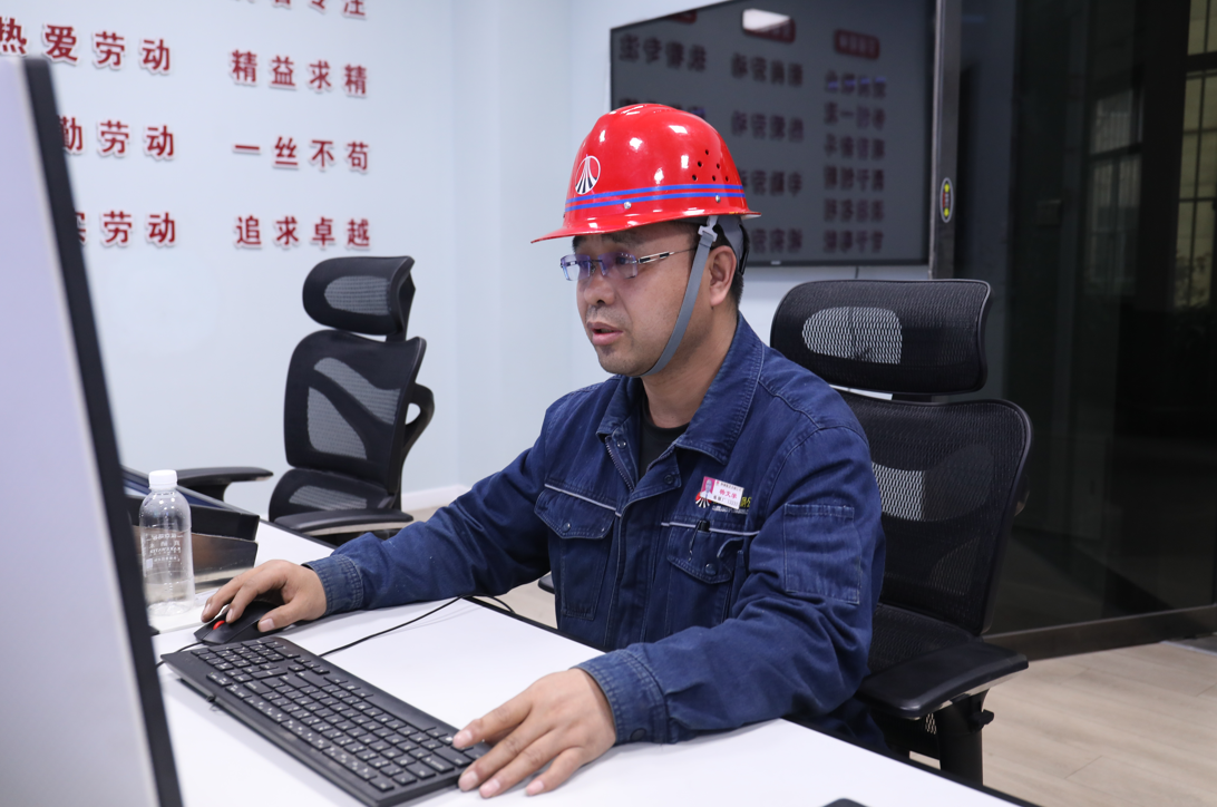 匠心鑄夢(mèng)勇?lián)?dāng) 百煉成鋼鑄輝煌 ——記第四屆“陜煤工匠”楊文學(xué)
