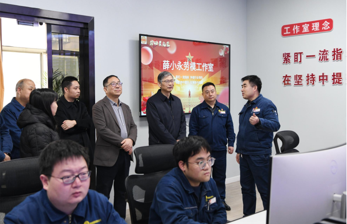 陜西省總工會黨組成員、副主席王占軍一行到陜鋼集團龍鋼公司慰問調研
