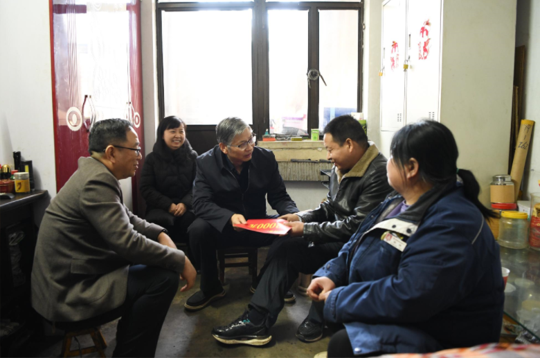 陜西省總工會黨組成員、副主席王占軍一行到陜鋼集團龍鋼公司慰問調研