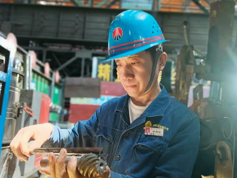 “橄欖綠”到“工裝藍(lán)” 鋼城續(xù)初心 “橄欖綠”到“工裝藍(lán)” 鋼城續(xù)初心