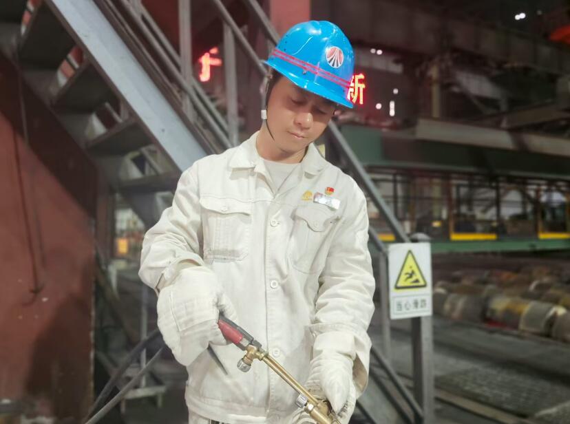 “橄欖綠”到“工裝藍(lán)” 鋼城續(xù)初心 “橄欖綠”到“工裝藍(lán)” 鋼城續(xù)初心