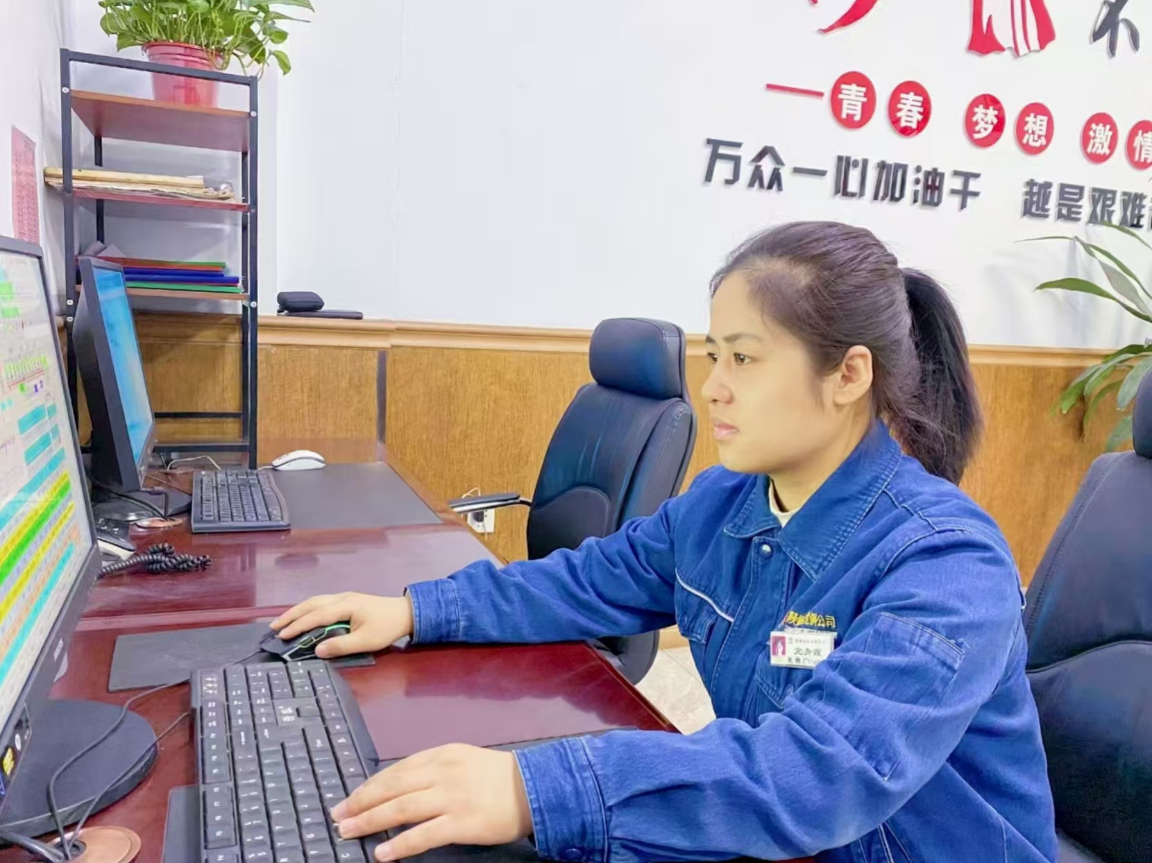 “電”淬鋼花映藍(lán)裝 青春當(dāng)“燃”綻鋒芒——記“陜西省機(jī)械冶金建材系統(tǒng)技術(shù)能手”黨青霞