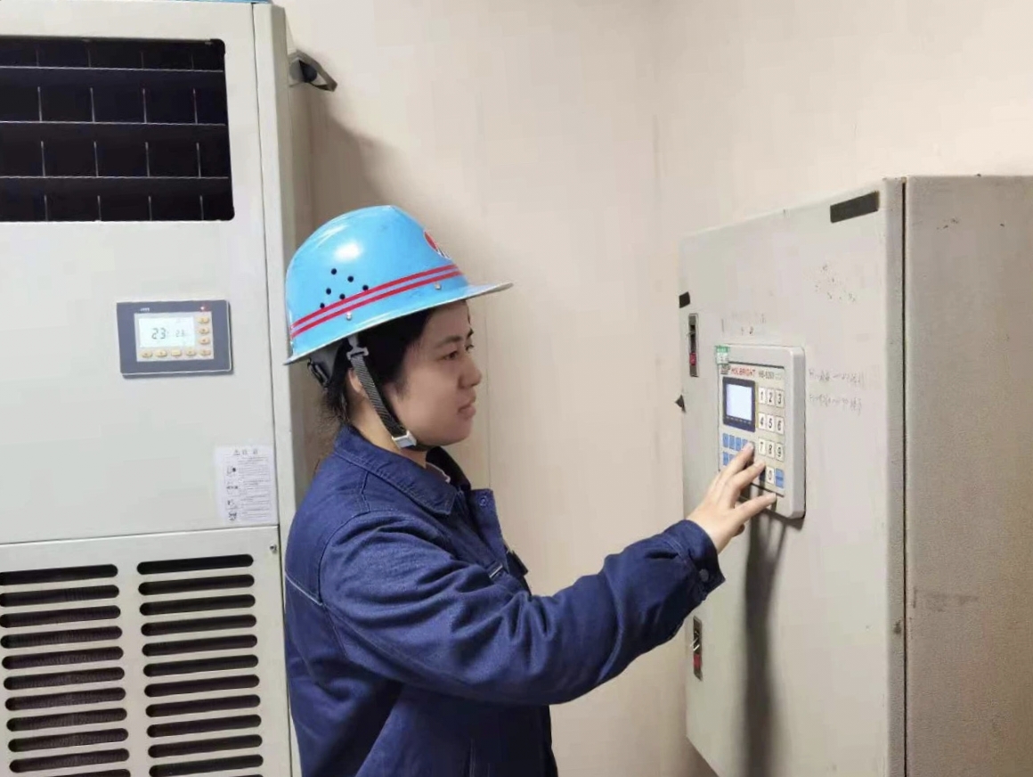 “電”淬鋼花映藍裝 青春當“燃”綻鋒芒——記“陜西省機械冶金建材系統(tǒng)技術(shù)能手”黨青霞 “電”淬鋼花映藍裝 青春當“燃”綻鋒芒——記“陜西省機械冶金建材系統(tǒng)技術(shù)能手”黨青霞