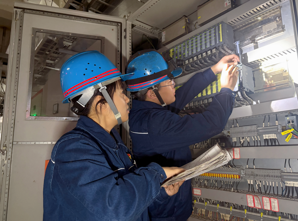 “電”淬鋼花映藍裝 青春當“燃”綻鋒芒——記“陜西省機械冶金建材系統(tǒng)技術(shù)能手”黨青霞 “電”淬鋼花映藍裝 青春當“燃”綻鋒芒——記“陜西省機械冶金建材系統(tǒng)技術(shù)能手”黨青霞