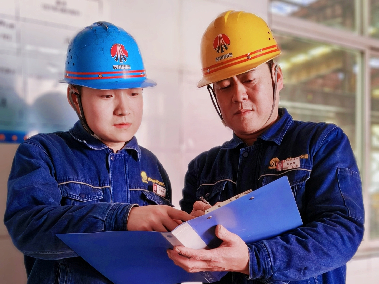 鋼花璀璨處 愛(ài)企情正濃 鋼花璀璨處 愛(ài)企情正濃