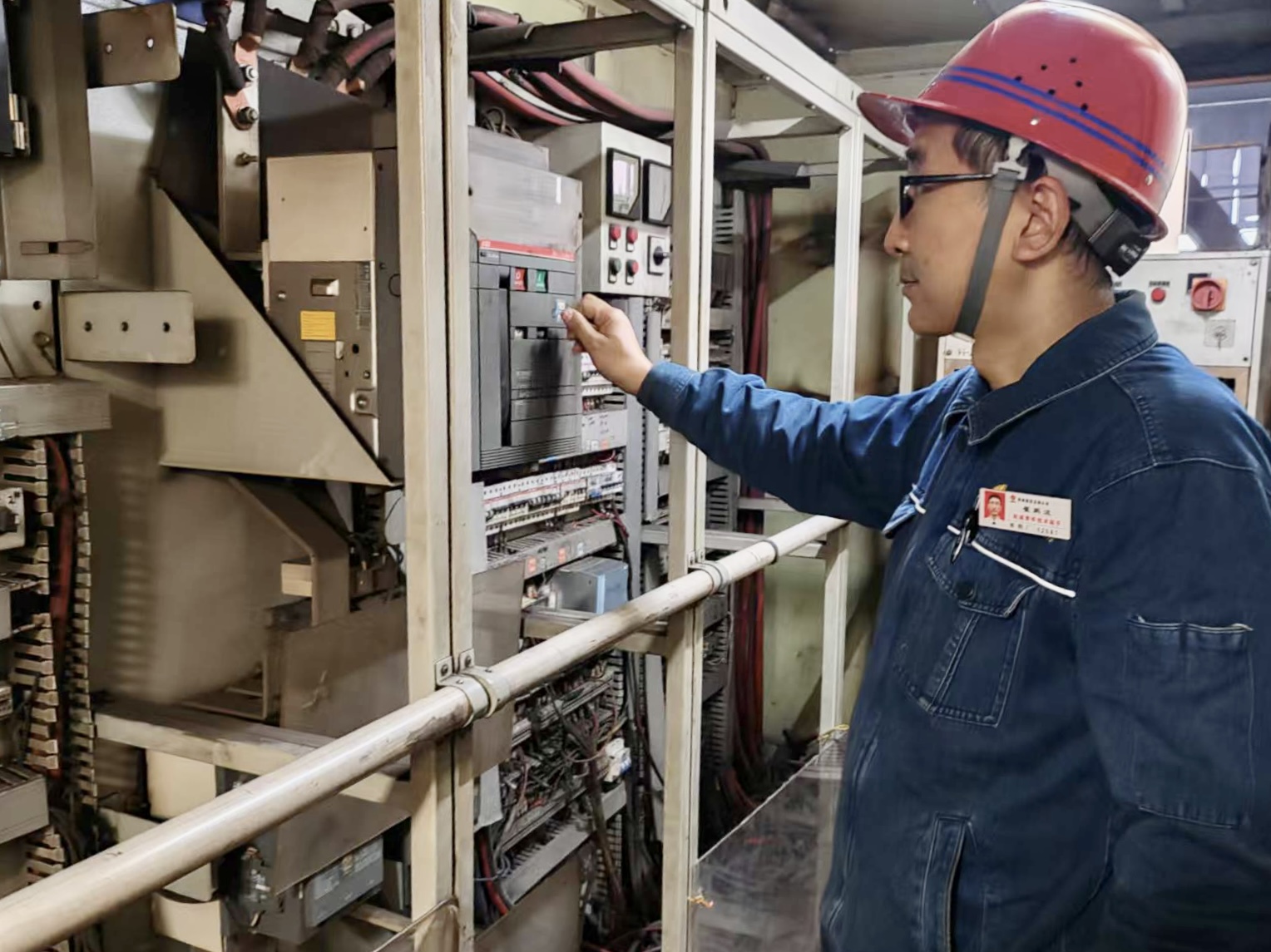 秋風(fēng)伴檢修 匠心護(hù)天車 秋風(fēng)伴檢修 匠心護(hù)天車