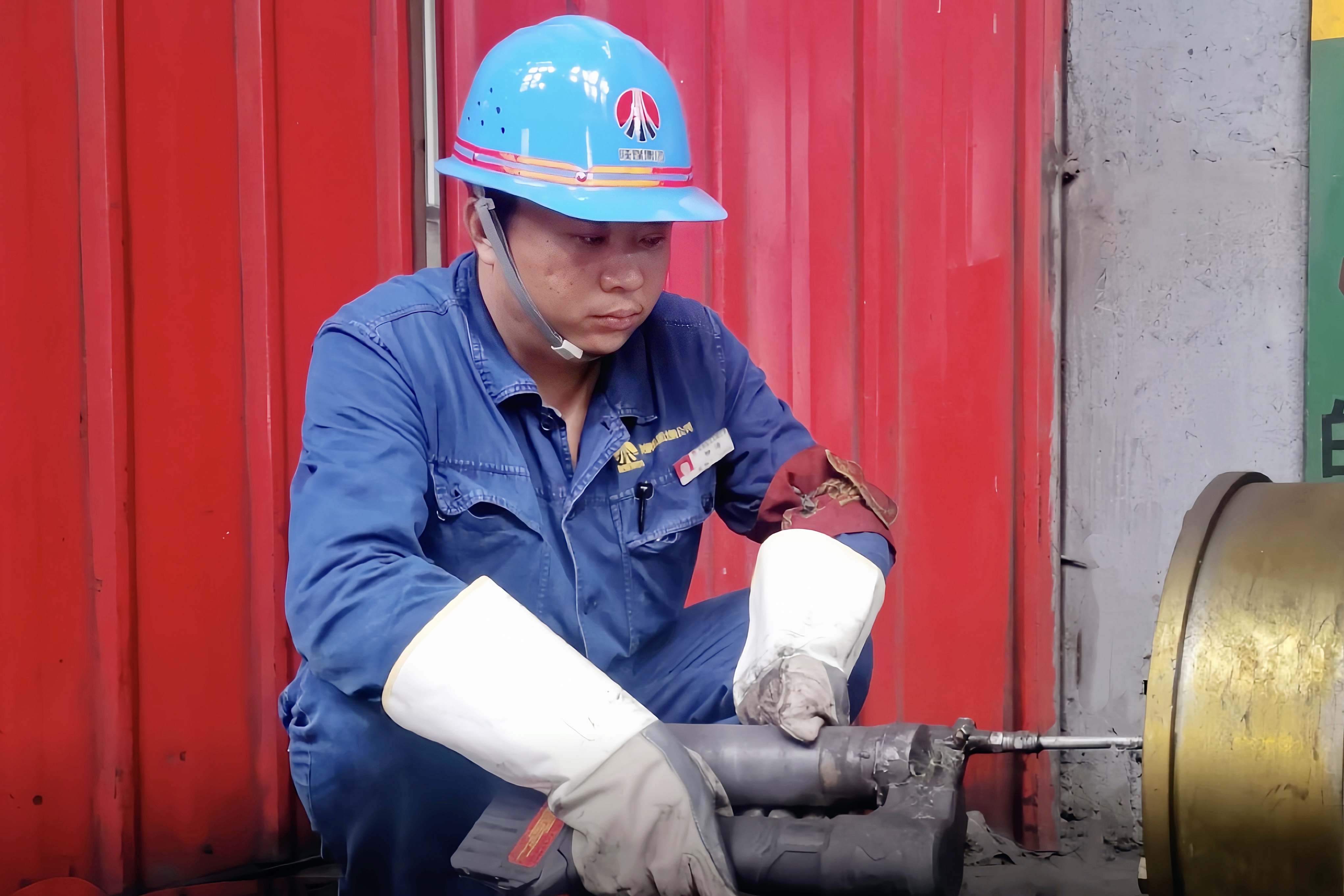 秋風(fēng)伴檢修 匠心護(hù)天車 秋風(fēng)伴檢修 匠心護(hù)天車